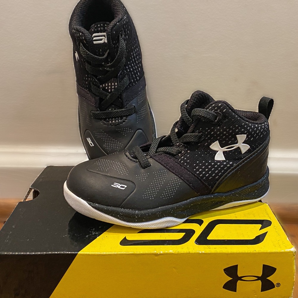 New never worn Under Armor Curry 2 toddler sneakers. Size 8 toddler.